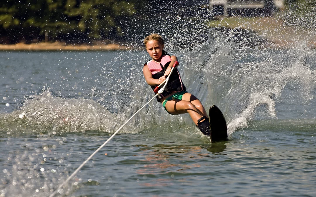 Dziewczyna jeżdżąca na nartach wodnych