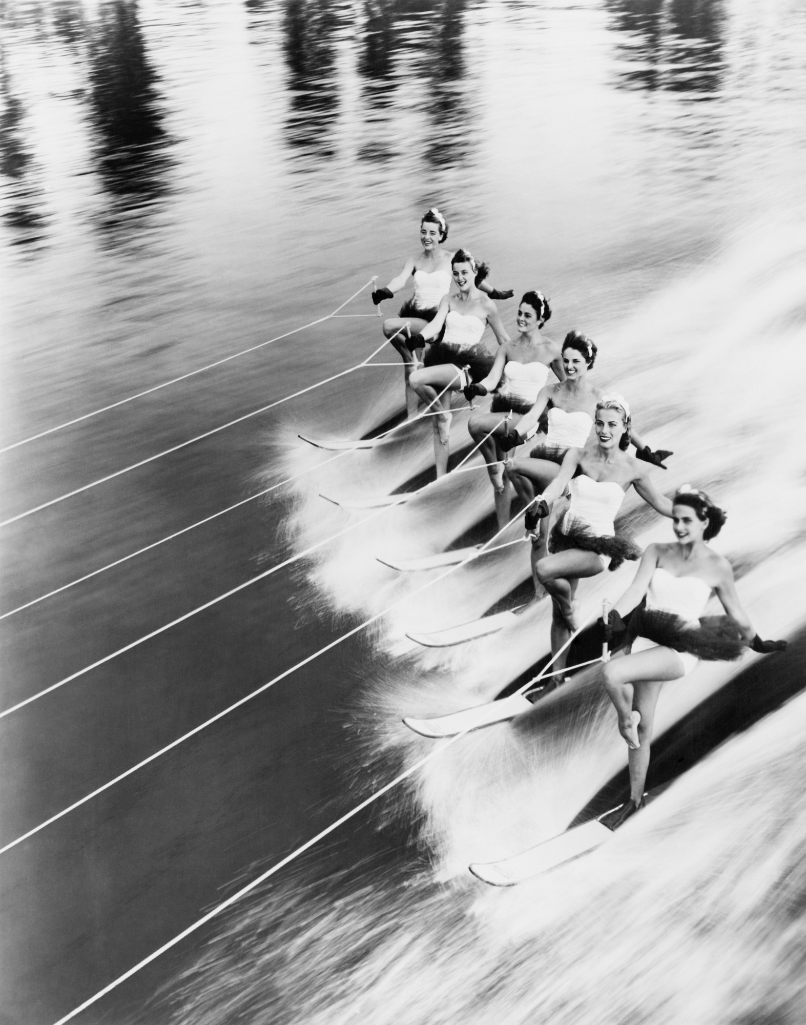 Szaro-czarne zdjęcie kobiet pływających na nartach wodnych