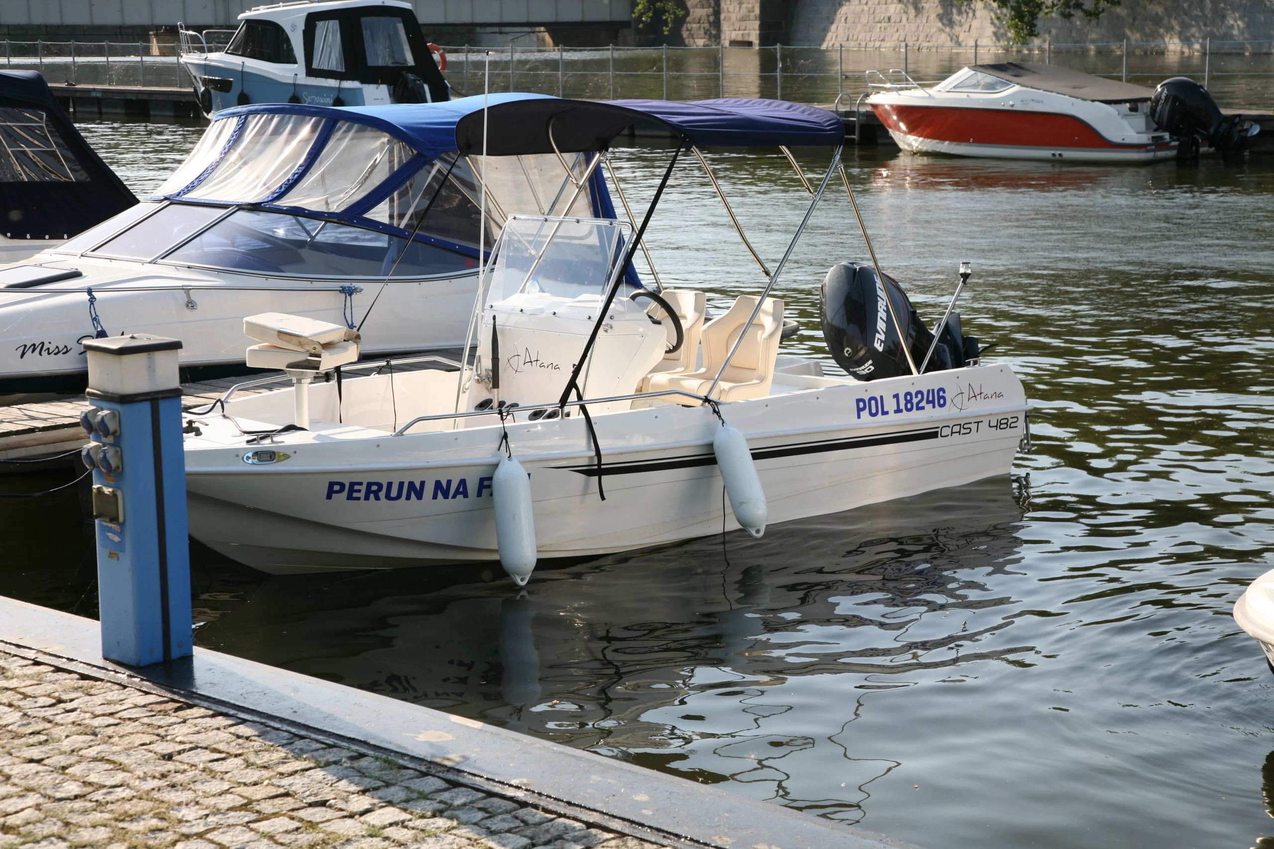Motorówka podpięta pod marinę - nafali.eu